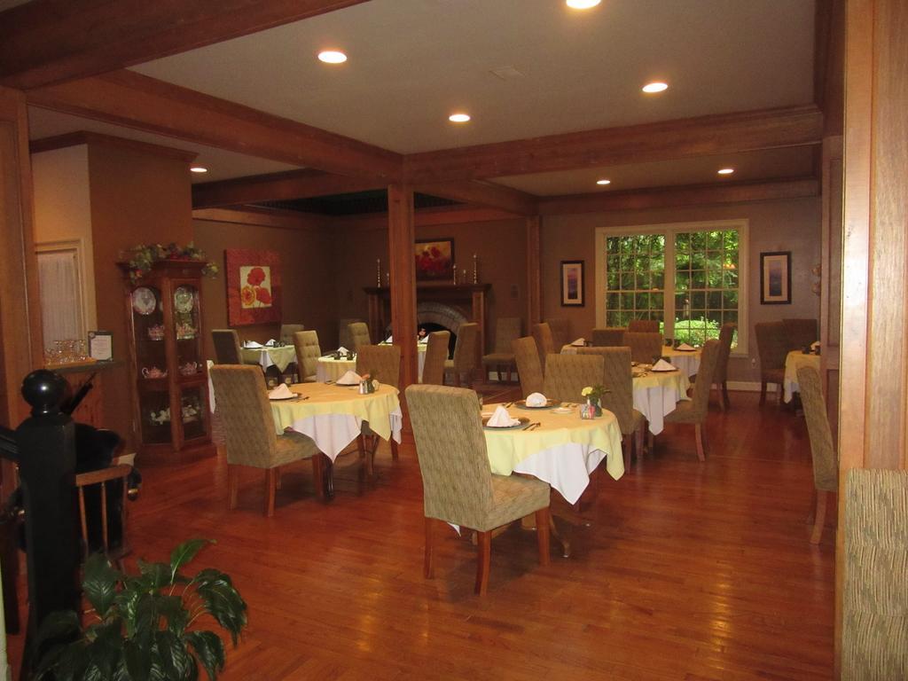 גטלינבורג Eight Gables Inn מראה חיצוני תמונה